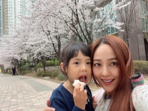 Eugene Instagram - 사진첩 보다 벚꽃배경이 너무 예뻐서.
벚꽃이 봄 내내 피어있음 얼마나 좋을까...한순간 피었다 신기루처럼 사라져버려서 
더 애틋한...