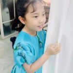 Eugene Instagram - 쎄뚜쎄뚜 너무 예쁜 파랑 드레스 입고 신난 엄마랑 딸이랑~ #티백패션쇼 나들이~~~🥰