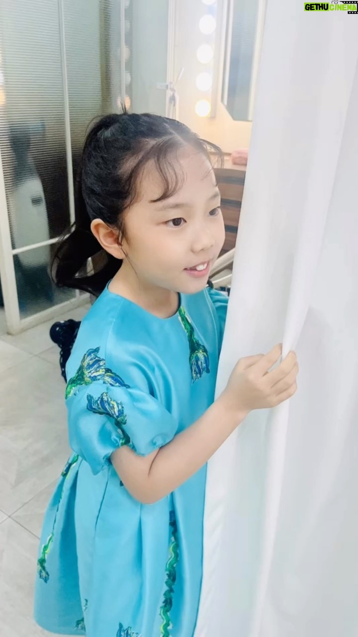 Eugene Instagram - 쎄뚜쎄뚜 너무 예쁜 파랑 드레스 입고 신난 엄마랑 딸이랑~ #티백패션쇼 나들이~~~🥰