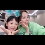 Eugene Instagram - Make-up artist Lorin~! 꽤나 진지한 얼굴로 엄마 얼굴에 메이크업 하는 5살 꼬꼬마 ㅋ 사랑스럽다...💕