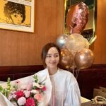 Eugene Instagram – 인생의 선물 같은 동생들을 만나 마흔 셋 생일에 공듀 대접받는 나.
진심으로 축하해주는 예쁜 마음들이 느껴져서 더 행복한…!
고마워…💕