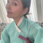 Eugene Instagram – 구정때 올만에 한복 입어봤어유~~~
결혼때 입었던건데 지금봐도 예쁘네용~우힛~!
전 결혼할때 웨딩드레스보다 한복 맞출 때가 더 설레였었어요~
색들이 어찌나 곱던지…!
울나라 한복이 참 예쁘다고 자부하는 1인으로써…
우리 어렸을때처럼 명절이면 다들 곱게 한복 차려입고~그런 문화가
다시 살아나면 얼마나 좋을까~~~하는 마음 속 소망이 있더랍니다~~~ㅎㅎㅎ 좀 늦었지만…해피 구정요~~~~~😁