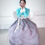 Eugene Instagram – 구정때 올만에 한복 입어봤어유~~~
결혼때 입었던건데 지금봐도 예쁘네용~우힛~! 
전 결혼할때 웨딩드레스보다 한복 맞출 때가 더 설레였었어요~
색들이 어찌나 곱던지…!
울나라 한복이 참 예쁘다고 자부하는 1인으로써…
우리 어렸을때처럼 명절이면 다들 곱게 한복 차려입고~그런 문화가 
다시 살아나면 얼마나 좋을까~~~하는 마음 속 소망이 있더랍니다~~~ㅎㅎㅎ 좀 늦었지만…해피 구정요~~~~~😁