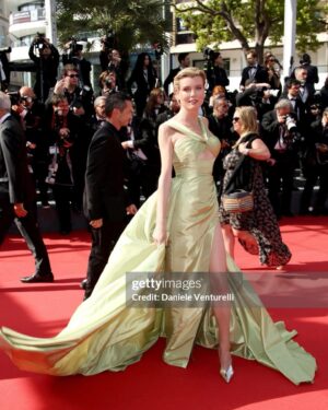Eugenia Kuzmina Instagram - @festivaldecannes @kevincostner #horizon 💚🦋🎞️ style @vetastyledme @vetaadrion dress @lethanhhoa_official  shoes @camillagabrieli make up @fredmecenebeauty @fredmecene hair @eric.despierre @jamilaouzahir @anne.pourbaix 💚🦋