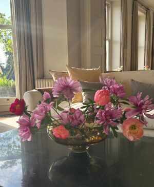 Eugenia Kuzmina Instagram - #wildflowersuk 🌸🦋in love with @heckfield_place … can’t be late for @royalacademyofdramaticart 💜 thank you to hotel for getting there on time 🌸 miss my kids 💜