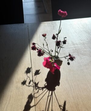 Eugenia Kuzmina Instagram - #wildflowersuk 🌸🦋in love with @heckfield_place … can’t be late for @royalacademyofdramaticart 💜 thank you to hotel for getting there on time 🌸 miss my kids 💜