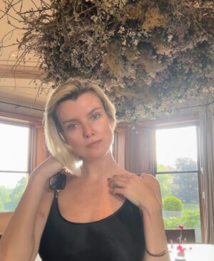 Eugenia Kuzmina Instagram - #wildflowersuk 🌸🦋in love with @heckfield_place … can’t be late for @royalacademyofdramaticart 💜 thank you to hotel for getting there on time 🌸 miss my kids 💜