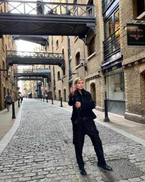 Eugenia Kuzmina Instagram - #streetkids #photoshoot #london🇬🇧 for @alanscottcashmere 💜 by @darkravenau @blackandpaper 🔥🎞️ #behindthescenes … in a way so glad we did without make up and hair just raw … thanks @royalacademyofdramaticart for the truth , On the street there is no tomorrow. There is only here and now and nothing else. And yesterday is just another day