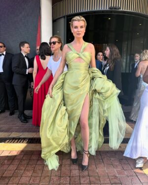 Eugenia Kuzmina Instagram - @festivaldecannes #unefoisdeplus 💜🎞️ with amazing team @fredmecene @fredmecenebeauty @eric.despierre @anne.pourbaix @jamilaouzahir @vetaadrion @vetastyledme @daphneoudaph … 0 sleep coming from London too much fun with amazing artists @royalacademyofdramaticart