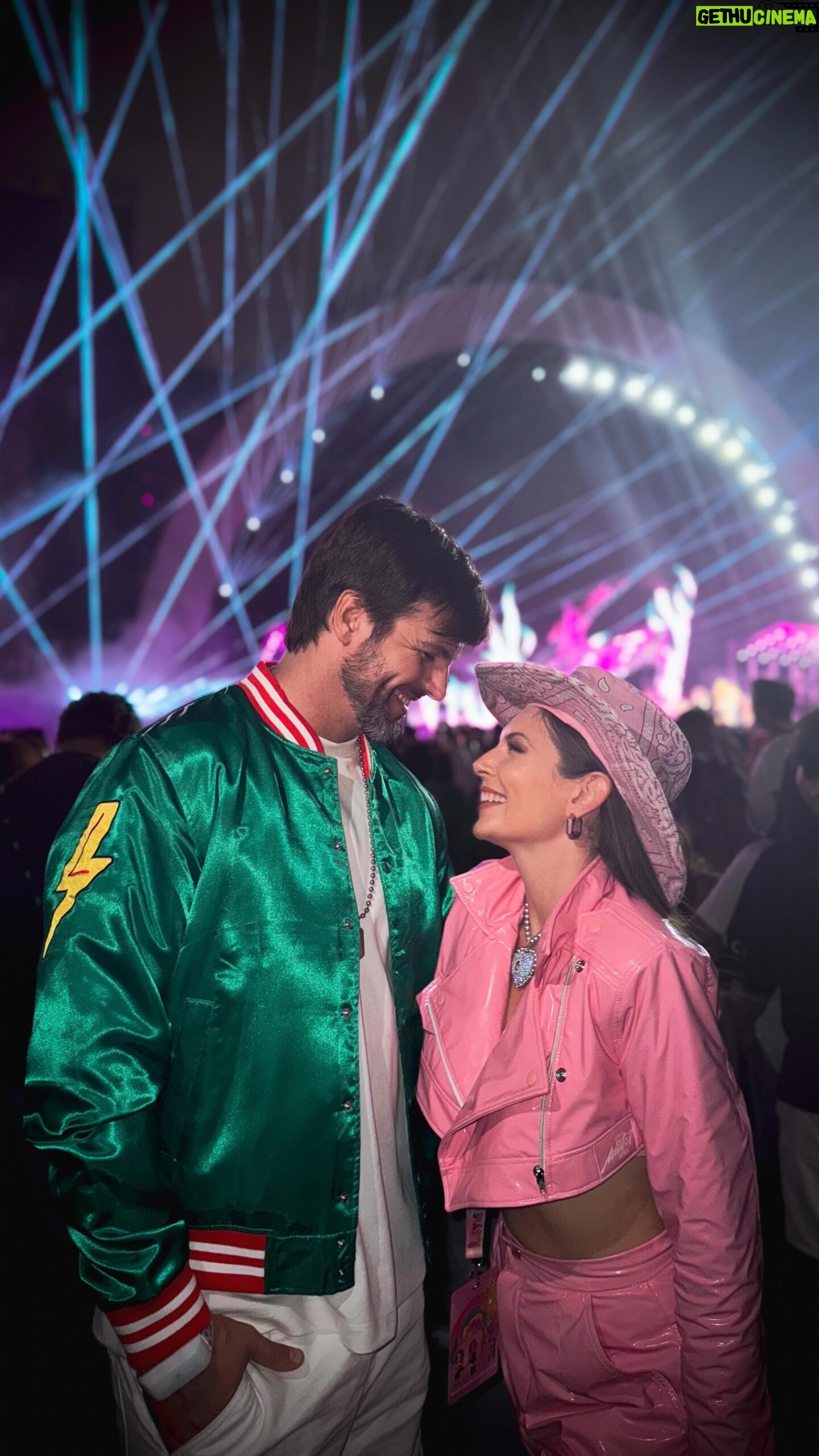 Eugenia Lemos Instagram - Todavía tratando de superar la tremenda experiencia que fue #MañanaSeraBonitoTour 💣 disfrutando de @karolg 👩🎤 Recorriendo y disfrutando de Lima 🇵🇪 porque los viajes y la música son mejores en vivo y @skyairline lo sabe 😎✨ #SKY #Skyairline #KarolG #Lima #shotoniphone