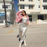 Eugenia Lemos Instagram - TU FAVORITO? 🙋‍♀️😎 Mi favorito 🩶💕🫣 te leo 🙋‍♀️ MIAMI VIBES✨ Todos estos LOOKS y muchos más los encuentras en @corona_chile 💜 #CoronaLook #eugelook