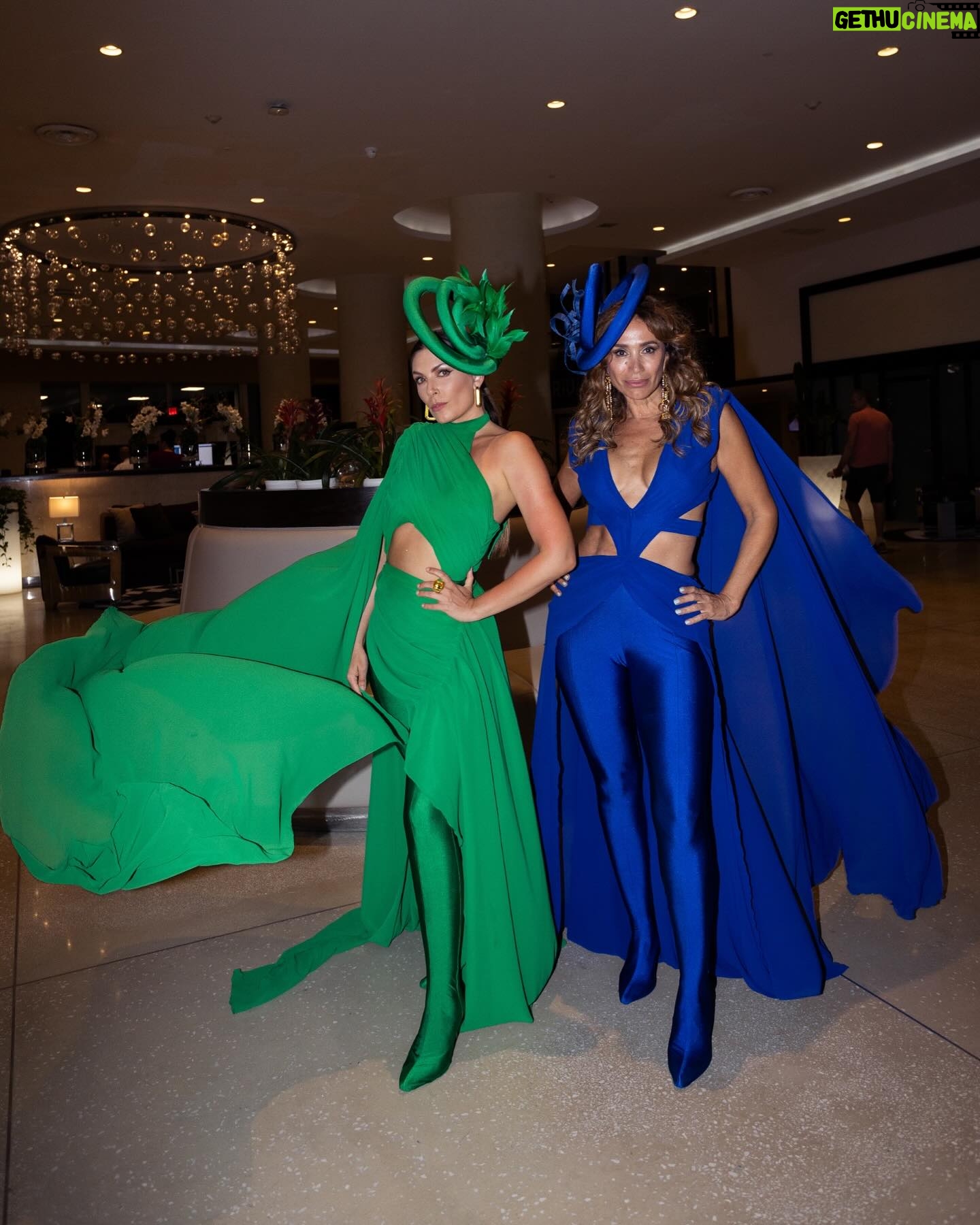 Eugenia Lemos Instagram - NOCHE de GALA ✨ Con estos lookcitos nos fuimos a disfrutar de la gran Noche de Premiaciones en @miamiwebfest 🏆✨ y todo resultó demasiado hermoso ! Gracias por esta increíble experiencia ✨ Gracias @juormeno por estos maravilloso trajes y @catalinaramirez.cl por complementar nuestros looks con estos hermosos tocados 💙💚✨ 📷 @matias__cr ✨ #malenaysofialaserie 🎬 #miami