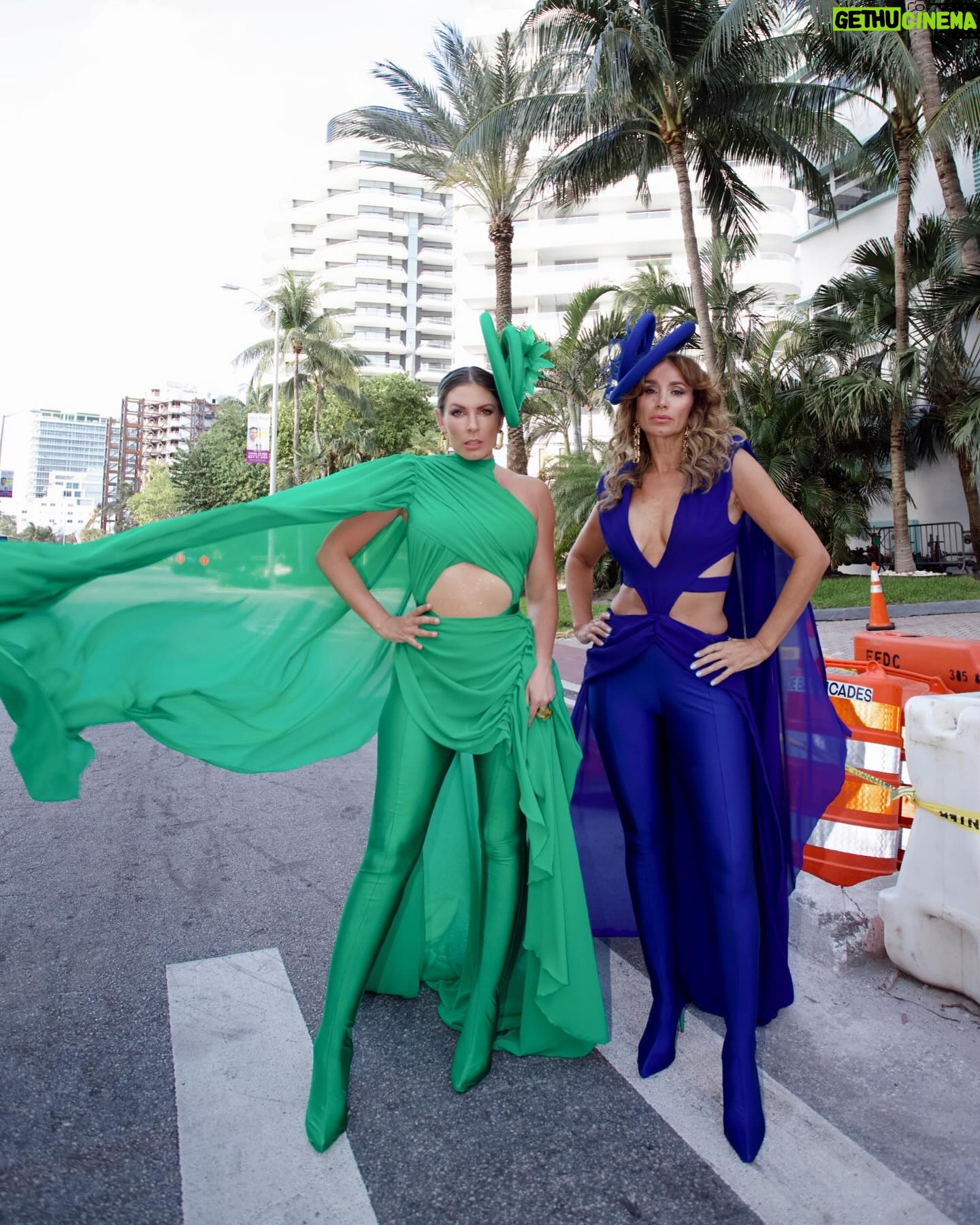 Eugenia Lemos Instagram - NOCHE de GALA ✨ Con estos lookcitos nos fuimos a disfrutar de la gran Noche de Premiaciones en @miamiwebfest 🏆✨ y todo resultó demasiado hermoso ! Gracias por esta increíble experiencia ✨ Gracias @juormeno por estos maravilloso trajes y @catalinaramirez.cl por complementar nuestros looks con estos hermosos tocados 💙💚✨ 📷 @matias__cr ✨ #malenaysofialaserie 🎬 #miami