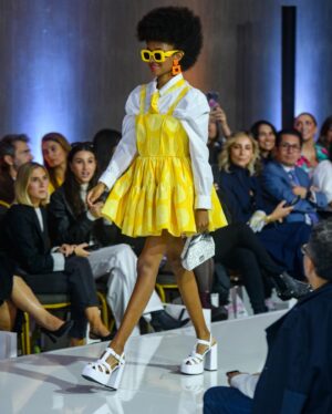 Eugenia Lemos Instagram - ¡El debut de @eugenialemosok como diseñadora! 😍🌈

En Andes Fashion Week Chile edición II tuvimos el placer de ser la pasarela donde se presentó “HEDÓNICA” 🤩

Una colección de 22 piezas, realizadas con la tecnología de sublimación, donde la diseñadora apostó por piezas audaces y nos mostró cuál es el ADN de su marca 🧬