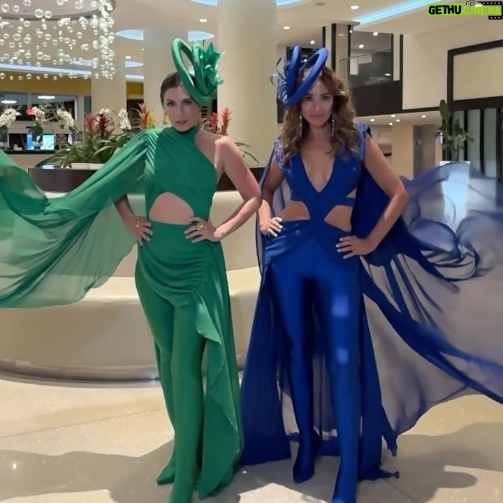 Eugenia Lemos Instagram - NOCHE de GALA ✨ Con estos lookcitos nos fuimos a disfrutar de la gran Noche de Premiaciones en @miamiwebfest 🏆✨ y todo resultó demasiado hermoso ! Gracias por esta increíble experiencia ✨ Gracias @juormeno por estos maravilloso trajes y @catalinaramirez.cl por complementar nuestros looks con estos hermosos tocados 💙💚✨ 📷 @matias__cr ✨ #malenaysofialaserie 🎬 #miami