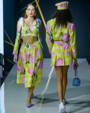 Eugenia Lemos Instagram - ¡El debut de @eugenialemosok como diseñadora! 😍🌈

En Andes Fashion Week Chile edición II tuvimos el placer de ser la pasarela donde se presentó “HEDÓNICA” 🤩

Una colección de 22 piezas, realizadas con la tecnología de sublimación, donde la diseñadora apostó por piezas audaces y nos mostró cuál es el ADN de su marca 🧬