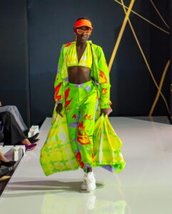 Eugenia Lemos Instagram - ¡El debut de @eugenialemosok como diseñadora! 😍🌈 En Andes Fashion Week Chile edición II tuvimos el placer de ser la pasarela donde se presentó “HEDÓNICA” 🤩 Una colección de 22 piezas, realizadas con la tecnología de sublimación, donde la diseñadora apostó por piezas audaces y nos mostró cuál es el ADN de su marca 🧬