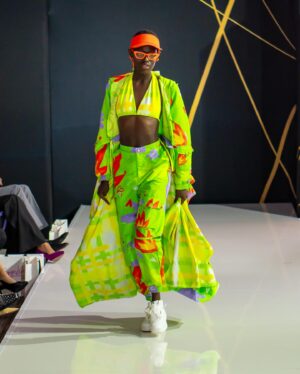 Eugenia Lemos Instagram - ¡El debut de @eugenialemosok como diseñadora! 😍🌈

En Andes Fashion Week Chile edición II tuvimos el placer de ser la pasarela donde se presentó “HEDÓNICA” 🤩

Una colección de 22 piezas, realizadas con la tecnología de sublimación, donde la diseñadora apostó por piezas audaces y nos mostró cuál es el ADN de su marca 🧬