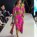 Eugenia Lemos Instagram – ¡El debut de @eugenialemosok como diseñadora! 😍🌈

En Andes Fashion Week Chile edición II tuvimos el placer de ser la pasarela donde se presentó “HEDÓNICA” 🤩

Una colección de 22 piezas, realizadas con la tecnología de sublimación, donde la diseñadora apostó por piezas audaces y nos mostró cuál es el ADN de su marca 🧬