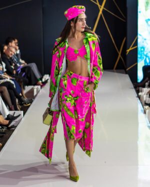 Eugenia Lemos Instagram - ¡El debut de @eugenialemosok como diseñadora! 😍🌈

En Andes Fashion Week Chile edición II tuvimos el placer de ser la pasarela donde se presentó “HEDÓNICA” 🤩

Una colección de 22 piezas, realizadas con la tecnología de sublimación, donde la diseñadora apostó por piezas audaces y nos mostró cuál es el ADN de su marca 🧬