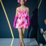 Eugenia Lemos Instagram – ¡El debut de @eugenialemosok como diseñadora! 😍🌈

En Andes Fashion Week Chile edición II tuvimos el placer de ser la pasarela donde se presentó “HEDÓNICA” 🤩

Una colección de 22 piezas, realizadas con la tecnología de sublimación, donde la diseñadora apostó por piezas audaces y nos mostró cuál es el ADN de su marca 🧬