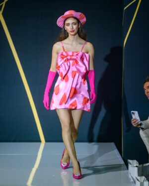 Eugenia Lemos Instagram - ¡El debut de @eugenialemosok como diseñadora! 😍🌈

En Andes Fashion Week Chile edición II tuvimos el placer de ser la pasarela donde se presentó “HEDÓNICA” 🤩

Una colección de 22 piezas, realizadas con la tecnología de sublimación, donde la diseñadora apostó por piezas audaces y nos mostró cuál es el ADN de su marca 🧬