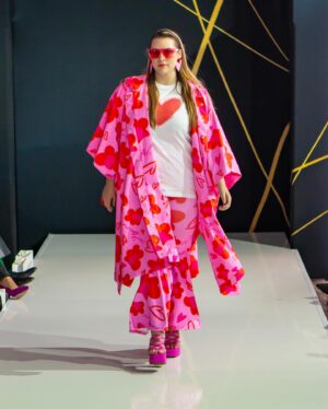 Eugenia Lemos Instagram - ¡El debut de @eugenialemosok como diseñadora! 😍🌈

En Andes Fashion Week Chile edición II tuvimos el placer de ser la pasarela donde se presentó “HEDÓNICA” 🤩

Una colección de 22 piezas, realizadas con la tecnología de sublimación, donde la diseñadora apostó por piezas audaces y nos mostró cuál es el ADN de su marca 🧬