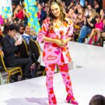 Eugenia Lemos Instagram – ¡El debut de @eugenialemosok como diseñadora! 😍🌈

En Andes Fashion Week Chile edición II tuvimos el placer de ser la pasarela donde se presentó “HEDÓNICA” 🤩

Una colección de 22 piezas, realizadas con la tecnología de sublimación, donde la diseñadora apostó por piezas audaces y nos mostró cuál es el ADN de su marca 🧬