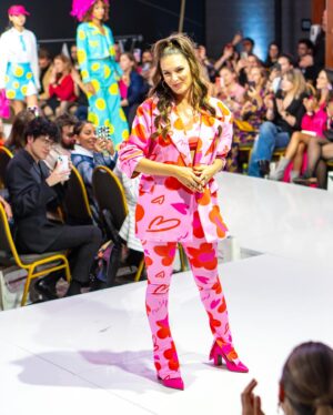 Eugenia Lemos Instagram - ¡El debut de @eugenialemosok como diseñadora! 😍🌈

En Andes Fashion Week Chile edición II tuvimos el placer de ser la pasarela donde se presentó “HEDÓNICA” 🤩

Una colección de 22 piezas, realizadas con la tecnología de sublimación, donde la diseñadora apostó por piezas audaces y nos mostró cuál es el ADN de su marca 🧬