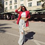 Eugenia Lemos Instagram - TU FAVORITO? 🙋‍♀️😎 Mi favorito 🩶💕🫣 te leo 🙋‍♀️ MIAMI VIBES✨ Todos estos LOOKS y muchos más los encuentras en @corona_chile 💜 #CoronaLook #eugelook
