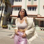 Eugenia Lemos Instagram - TU FAVORITO? 🙋‍♀️😎 Mi favorito 🩶💕🫣 te leo 🙋‍♀️ MIAMI VIBES✨ Todos estos LOOKS y muchos más los encuentras en @corona_chile 💜 #CoronaLook #eugelook