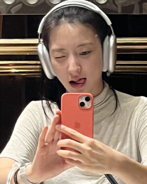 Eunseo Instagram - 열심히 달려 온 올해 무엇보다 우정들과 함께 이뤄낸 것들이 많았어서 잊지못할 2022❣️25살의 주여니를 나보다 더 사랑해줘서 고맙고 내년에 아름다울 주여니도 잘 부탁드려요 우정이들🧚🏻‍♀️