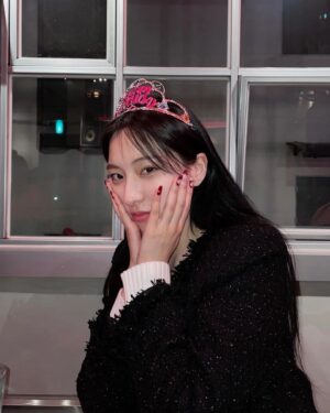 Eunseo Instagram - 열심히 달려 온 올해 무엇보다 우정들과 함께 이뤄낸 것들이 많았어서 잊지못할 2022❣️25살의 주여니를 나보다 더 사랑해줘서 고맙고 내년에 아름다울 주여니도 잘 부탁드려요 우정이들🧚🏻‍♀️