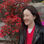 Eunseo Instagram – 이번 봄의 끝자락 또 보자!