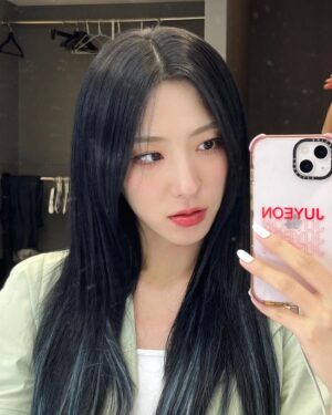 Eunseo Instagram - 열심히 달려 온 올해 무엇보다 우정들과 함께 이뤄낸 것들이 많았어서 잊지못할 2022❣️25살의 주여니를 나보다 더 사랑해줘서 고맙고 내년에 아름다울 주여니도 잘 부탁드려요 우정이들🧚🏻‍♀️