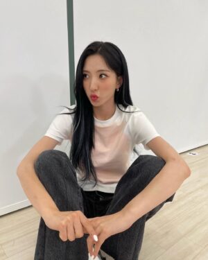 Eunseo Instagram - 열심히 달려 온 올해 무엇보다 우정들과 함께 이뤄낸 것들이 많았어서 잊지못할 2022❣️25살의 주여니를 나보다 더 사랑해줘서 고맙고 내년에 아름다울 주여니도 잘 부탁드려요 우정이들🧚🏻‍♀️