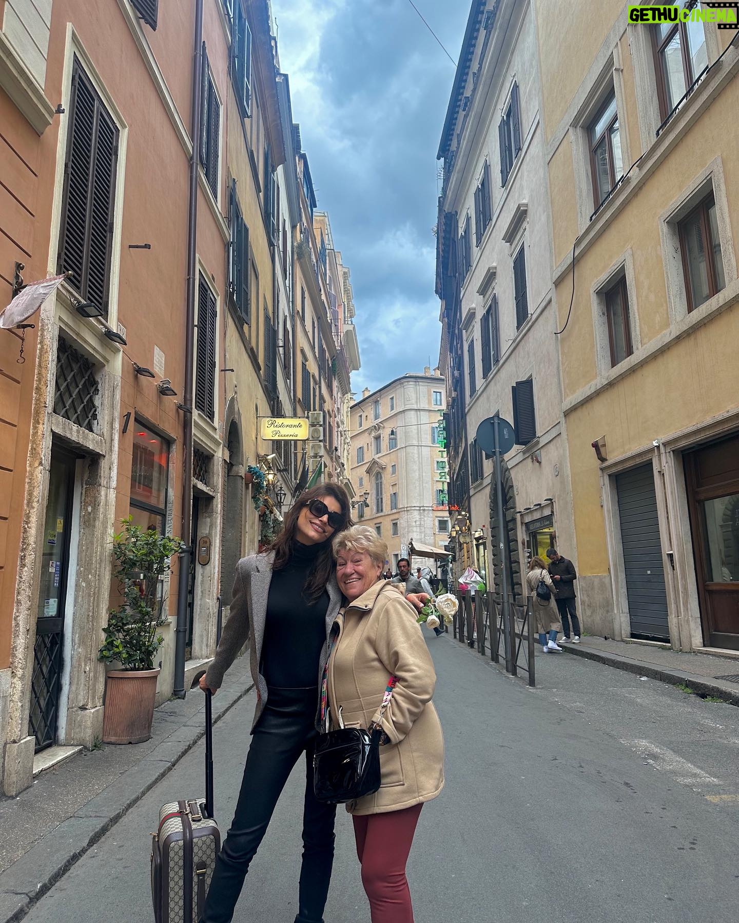 Eva De Dominici Instagram - Yesterday I turned 29, my lucky number. 🍀 It’s been special days for me. Gracias por un año más. 🌹😊🎂 @andygarcia @toni_collette_official