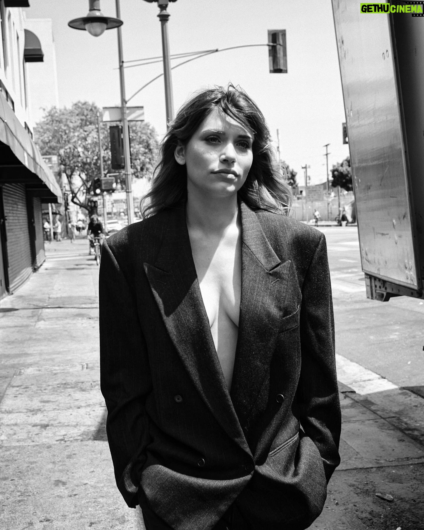 Eva De Dominici Instagram - Hace unos días cuando terminamos de trabajar, me desarmé. Y Bernardo me pidió retratarme por las calles de Los Ángeles, así, con la guardia baja.