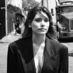 Eva De Dominici Instagram - Hace unos días cuando terminamos de trabajar, me desarmé. Y Bernardo me pidió retratarme por las calles de Los Ángeles, así, con la guardia baja.
