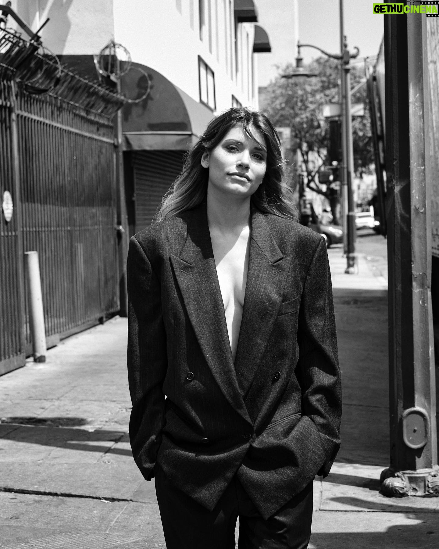 Eva De Dominici Instagram - Hace unos días cuando terminamos de trabajar, me desarmé. Y Bernardo me pidió retratarme por las calles de Los Ángeles, así, con la guardia baja.