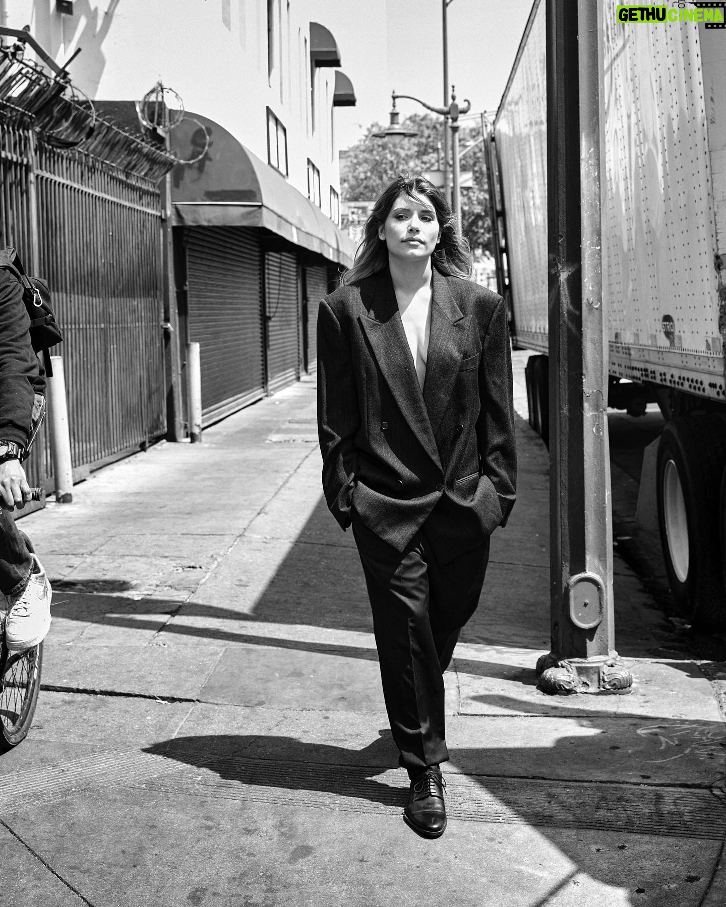 Eva De Dominici Instagram - Hace unos días cuando terminamos de trabajar, me desarmé. Y Bernardo me pidió retratarme por las calles de Los Ángeles, así, con la guardia baja.