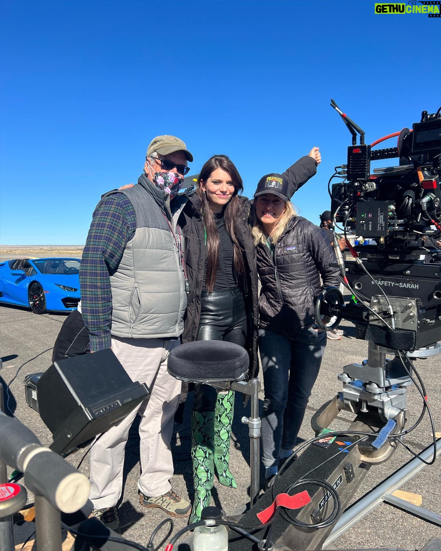Eva De Dominici Instagram - Yesterday was my last day of shooting in Albuquerque for @cleaningladyfox Season 2! Spent such great months in New Mexico this year✨ Las Vegas see you soon to continue having fun 🎉🎬🍾 You can watch the show on @foxtv @hbomax and @hulu !