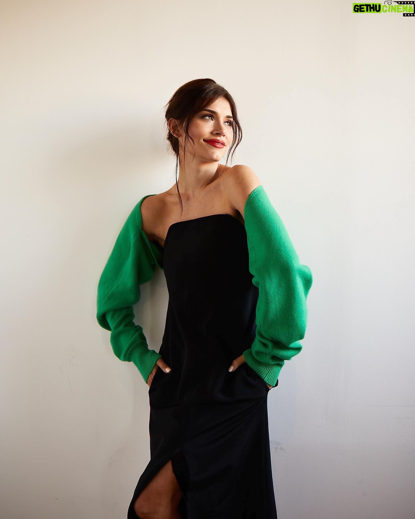 Eva De Dominici Instagram - Gracias por las palabras tan lindas. @goldenglobes Pueden ver la entrevista completa en el link de mis historias π€ Thank you for such nice words. @goldenglobes You can go to my stories and find the link to read the full interview π€
