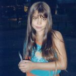 Eva De Dominici Instagram - As a kid, you’d spot me near the exit of acting classes, gripping my cherished, lucky feather that embodied my dream to fly far away from where I felt trapped. I’d even be holding hands with those spooky yet enthralling creatures I totally wanted to be buddies with. And yep, right there, holding onto the hat from my old “I’m just a gigolo” gig. We do change a lot, but maybe not like, crazy much…🫣💖🐣 De chiquita probablemente me encontrarías saliendo de mis clases de teatro con @derosa.graciela agarrando mi pluma de la suerte que representaba mi sueño de volar lejos de donde me sentía atrapada. O quizás me verías dándole la mano a esas criaturas que me asustaban y me fascinaban al mismo tiempo, de las cuales moría por ser amiga, o simplemente sosteniendo el gorro de mi show bailando “I’m just a gigolo”. Cambiamos, mucho, pero quizás no tanto… 😌💗🤭