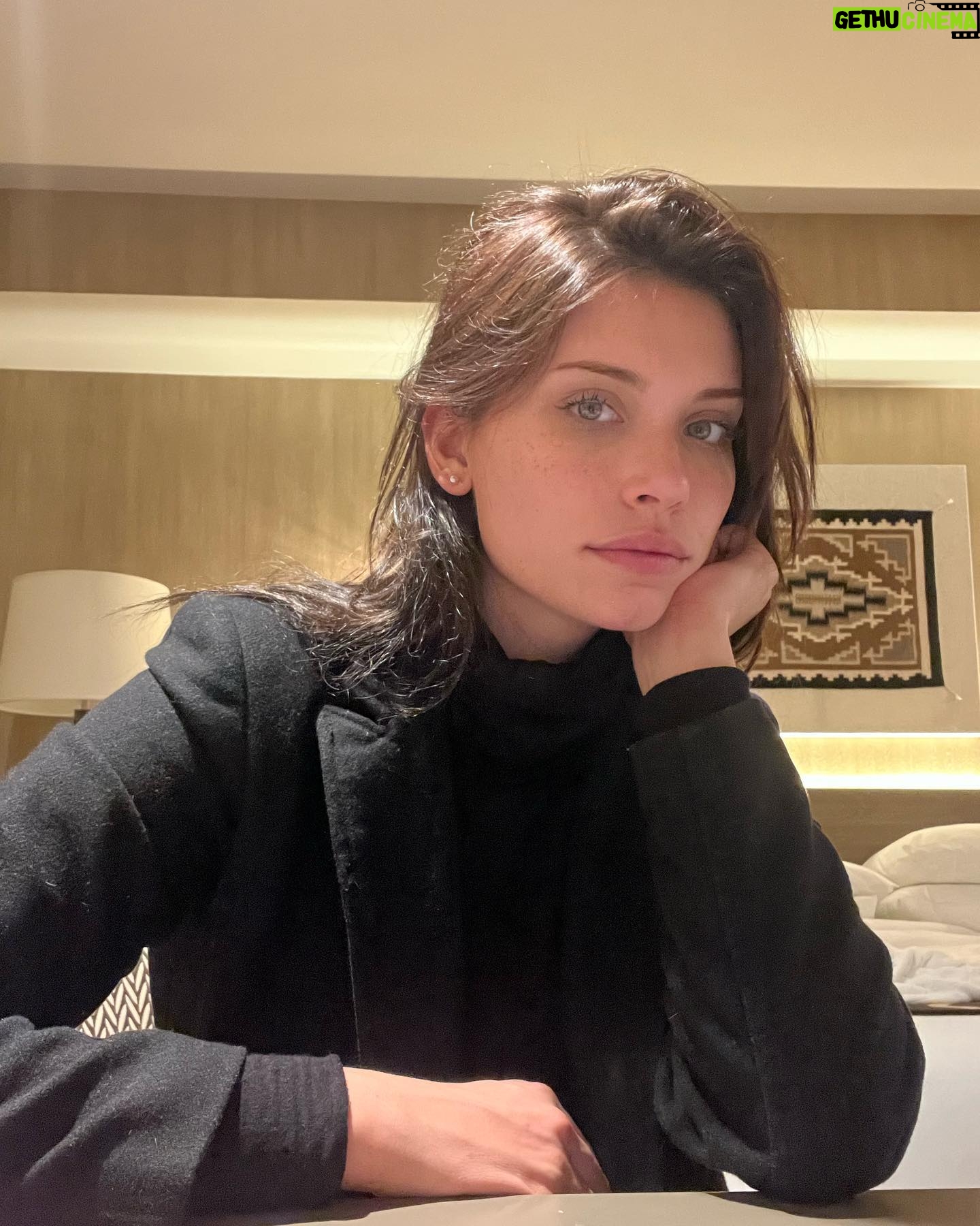 Eva De Dominici Instagram - Cinco días. Tres ciudades. La vida, surreal. 🎬🎃🛫