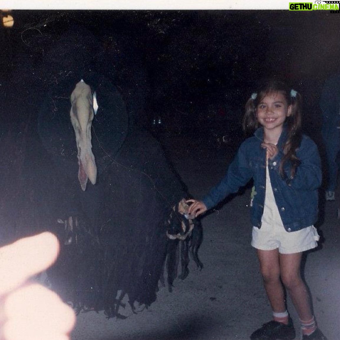 Eva De Dominici Instagram - As a kid, you’d spot me near the exit of acting classes, gripping my cherished, lucky feather that embodied my dream to fly far away from where I felt trapped. I’d even be holding hands with those spooky yet enthralling creatures I totally wanted to be buddies with. And yep, right there, holding onto the hat from my old “I’m just a gigolo” gig. We do change a lot, but maybe not like, crazy much…🫣💖🐣 De chiquita probablemente me encontrarías saliendo de mis clases de teatro con @derosa.graciela agarrando mi pluma de la suerte que representaba mi sueño de volar lejos de donde me sentía atrapada. O quizás me verías dándole la mano a esas criaturas que me asustaban y me fascinaban al mismo tiempo, de las cuales moría por ser amiga, o simplemente sosteniendo el gorro de mi show bailando “I’m just a gigolo”. Cambiamos, mucho, pero quizás no tanto… 😌💗🤭