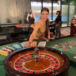 Eva De Dominici Instagram - No por casualidad me temen en los casinos… 🎰 Can’t wait to watch episode 2! @cleaningladyfox @hulu @foxtv @dramaclubfox