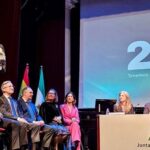 Eva González Instagram - Hoy ha sido un día muy especial y emotivo. He recibido la “Bandera de Andalucía” a la proyección de mi tierra y no puedo estar más feliz y agradecida. Sevilla siempre en mi corazón y mi mente, como una fiel amiga, como una madre protectora, y así seguirá siendo vaya donde vaya… Enhorabuena a todos los premiados, gracias por seguir construyendo un ilusionante futuro y un bonito presente. Mi querida familia, sin vosotros esto no sería posible. No os puedo querer más. Mi hermana y mi madre… y mi papá, que se que hoy también estaba allí. Mi niño, ojalá sepa transmitirte lo que significa ser andaluz, vamos por buen camino… Gracias a la @andaluciajunta y a su delegado @ricardos.2019 #banderaandalucia2024 Gracias mi querido @antoniogarciaestudio y mi @nadador. Siempre juntos. 💚🤍💚