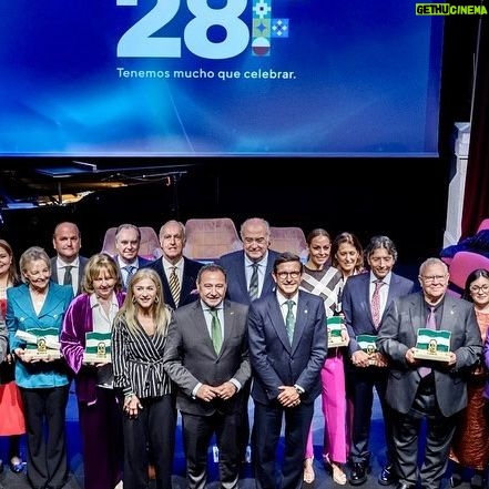 Eva González Instagram - Hoy ha sido un día muy especial y emotivo. He recibido la “Bandera de Andalucía” a la proyección de mi tierra y no puedo estar más feliz y agradecida. Sevilla siempre en mi corazón y mi mente, como una fiel amiga, como una madre protectora, y así seguirá siendo vaya donde vaya… Enhorabuena a todos los premiados, gracias por seguir construyendo un ilusionante futuro y un bonito presente. Mi querida familia, sin vosotros esto no sería posible. No os puedo querer más. Mi hermana y mi madre… y mi papá, que se que hoy también estaba allí. Mi niño, ojalá sepa transmitirte lo que significa ser andaluz, vamos por buen camino… Gracias a la @andaluciajunta y a su delegado @ricardos.2019 #banderaandalucia2024 Gracias mi querido @antoniogarciaestudio y mi @nadador. Siempre juntos. 💚🤍💚