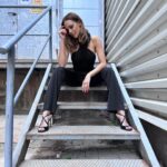 Eva González Instagram - Listos para un respiro a mitad de semana? Yo lo estoy con mi mono de @vanseray_ . No me digáis que no es precioso???🖤 En las historias os dejo el enlace a la web 😜